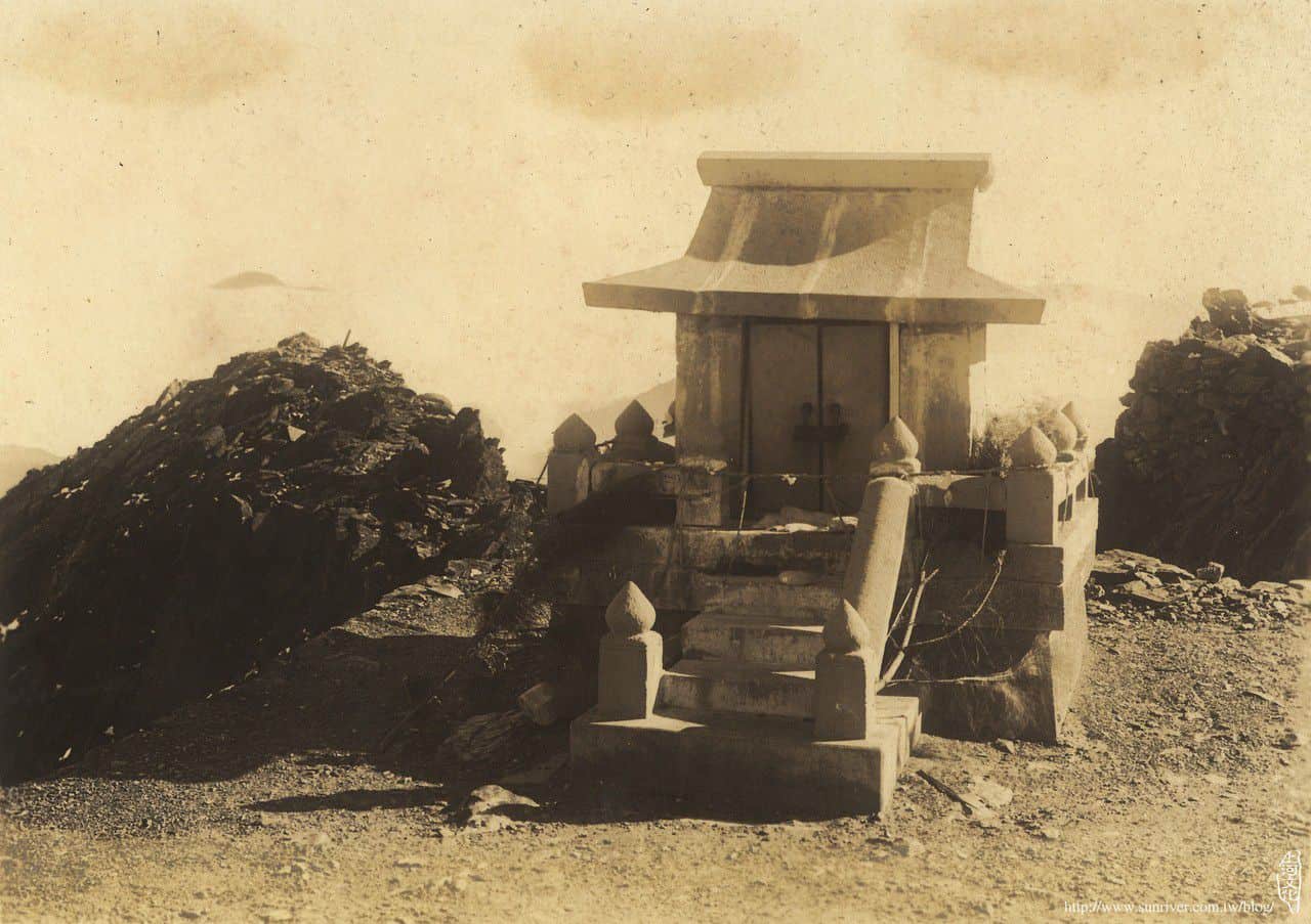 大正14年(1925年)台灣總督府在玉山頂搭建的「新高神社」 圖片取自《台灣寫真大觀山岳篇》