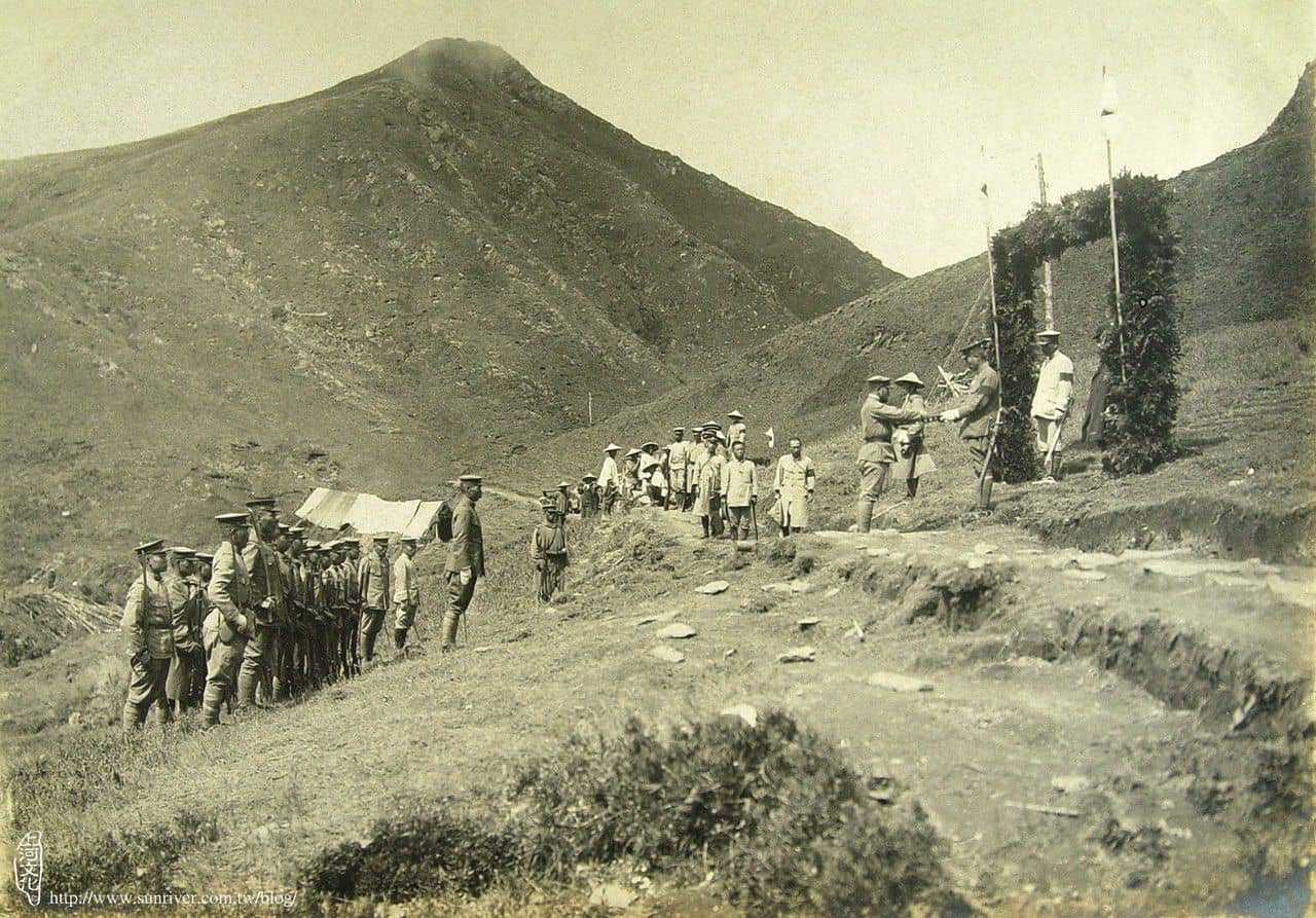 部隊受證儀式，背後為合歡尖山 圖片取自《若見侍從武官蕃地》寫真集