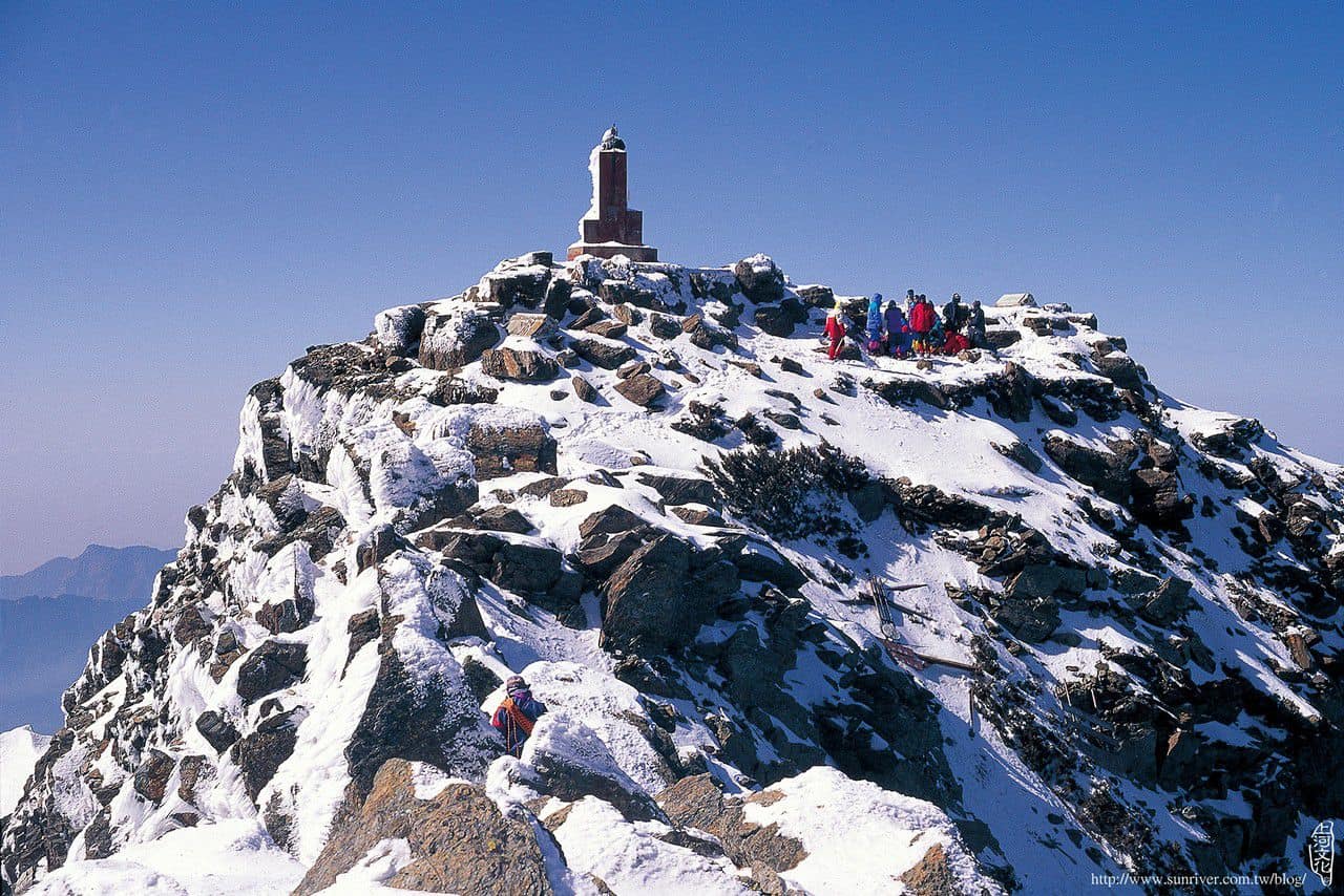民國55∼84年，玉山峰頂的「于右任塑像」 攝影／洪宗佑