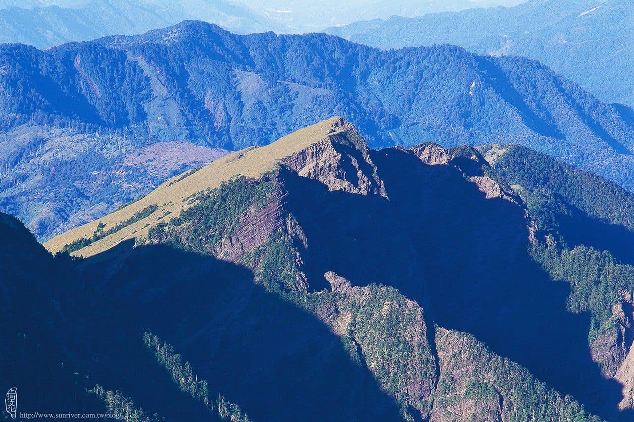 玉山小南山的單面山地形 攝影∕多陽　地點∕圓峰附近