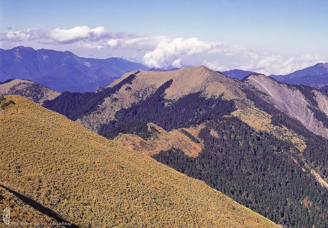 呈馬鞍型東西橫嶺駐立的鈴鳴山 攝影∕多陽　地點∕畢祿山