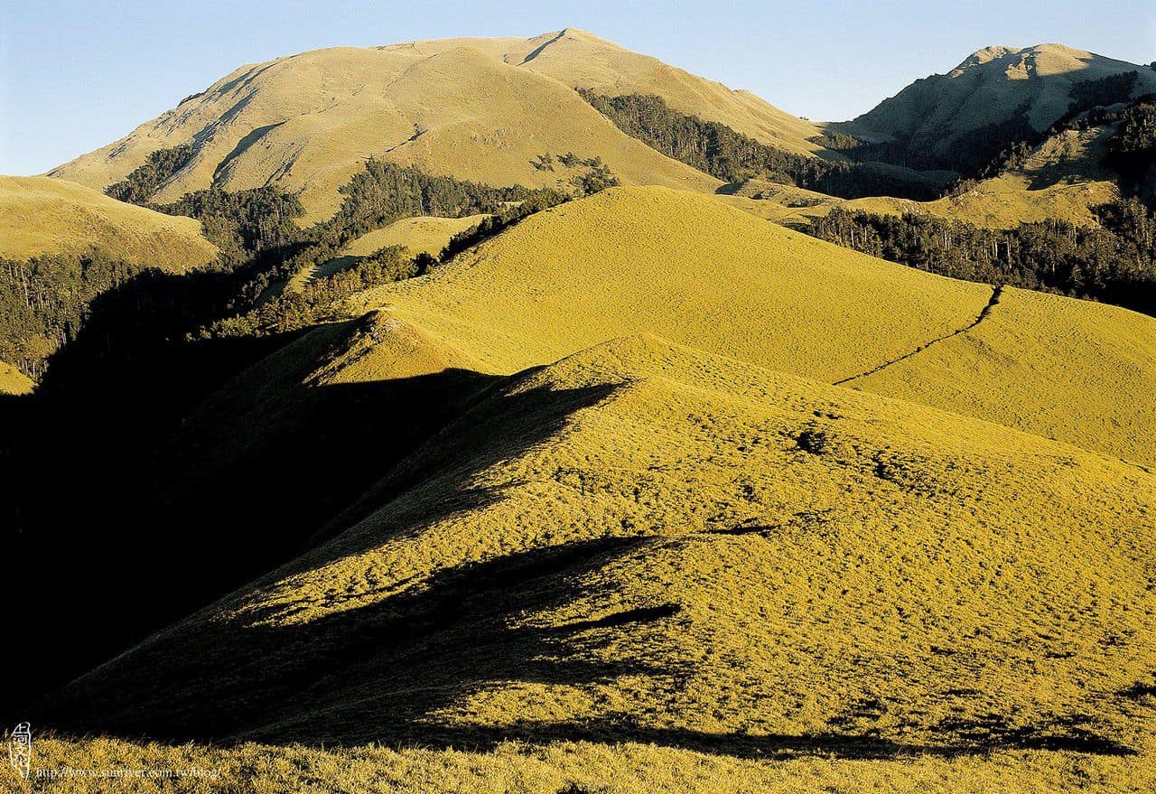 坡緩稜寬的大草原峰巒——奇萊主山南峰 攝影∕陳明像　地點∕南華山