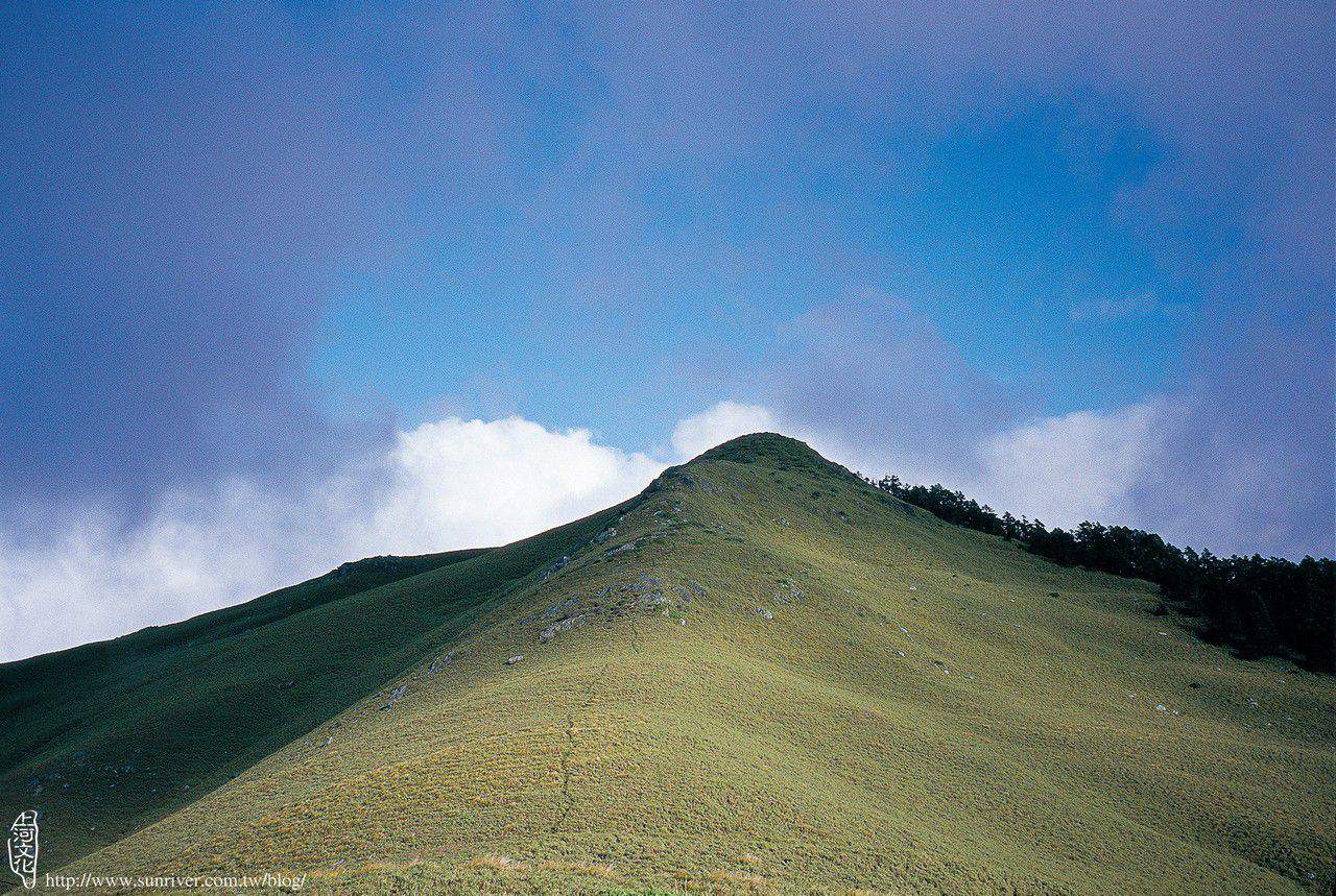 又稱「靜華山」的磐石山西峰，是太魯閣山列上的最高山頭，全山基盤廣闊，淺竹舖陳，是座雅致明媚的草原山巒。 攝影∕郭英豪　地點∕磐石山西峰 