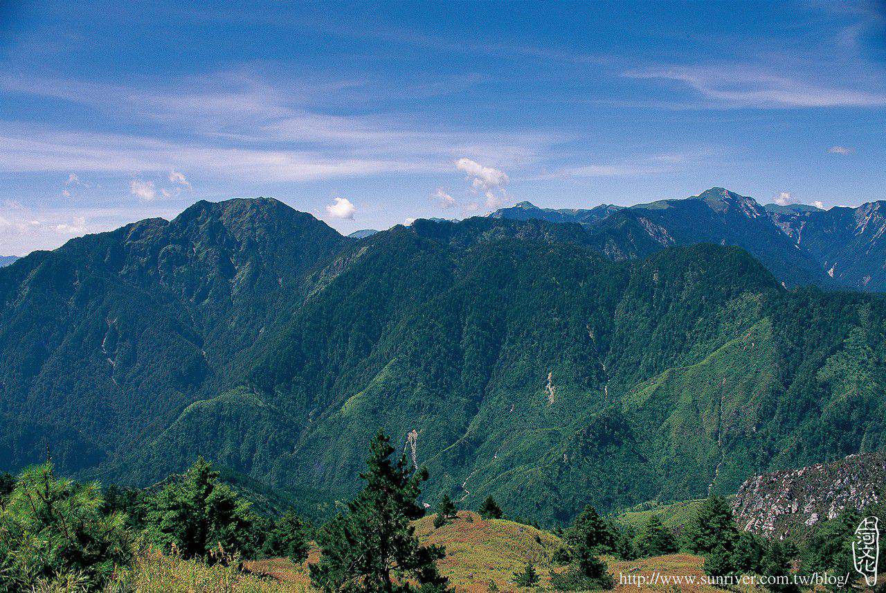 太魯閣大山(左)與奇萊主山北峰(右後) 攝影∕蕭官誠　地點∕帕托魯山途中 