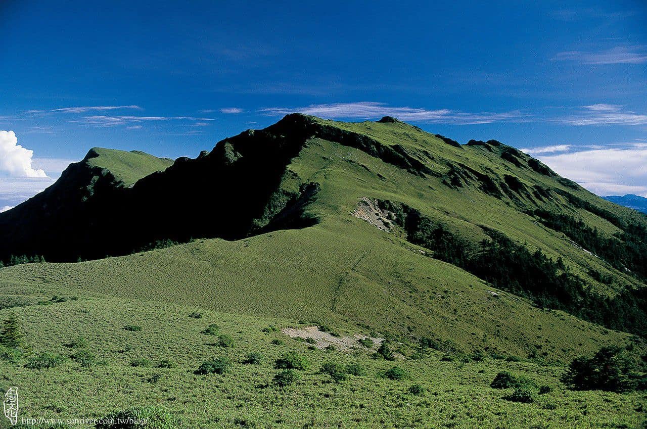 烏達佩山(右)與東巒大山(左後)  攝影／黃崇褘　地點／烏達佩山途中