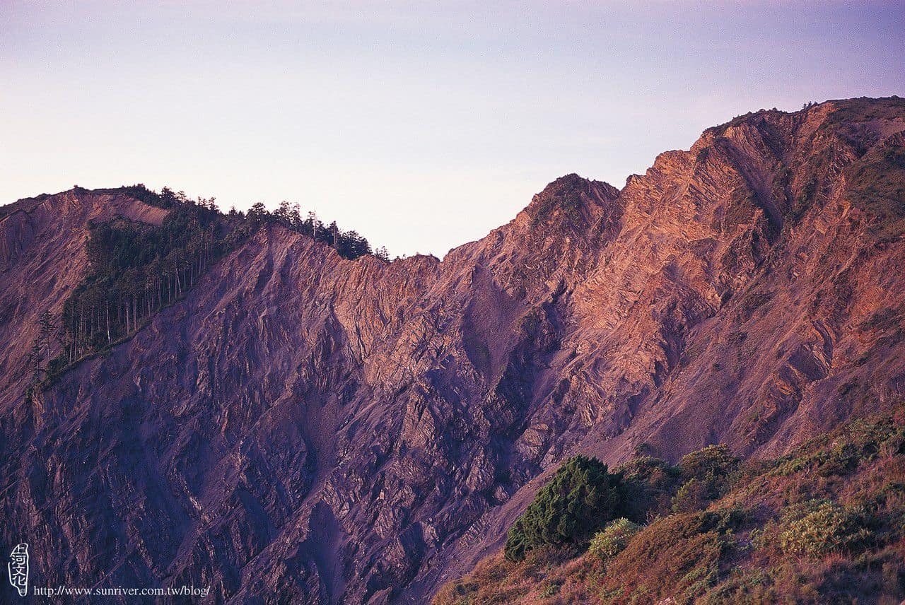 斷稜東、西山之間的「地獄谷」崩壁  攝影／洪宗佑　地點／紅崖山稜線
