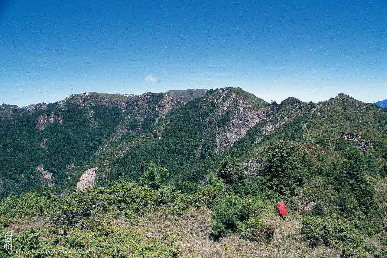 裡門山(左)與斷稜西、東山連稜  攝影／楊士賢　地點／義西請馬至山下