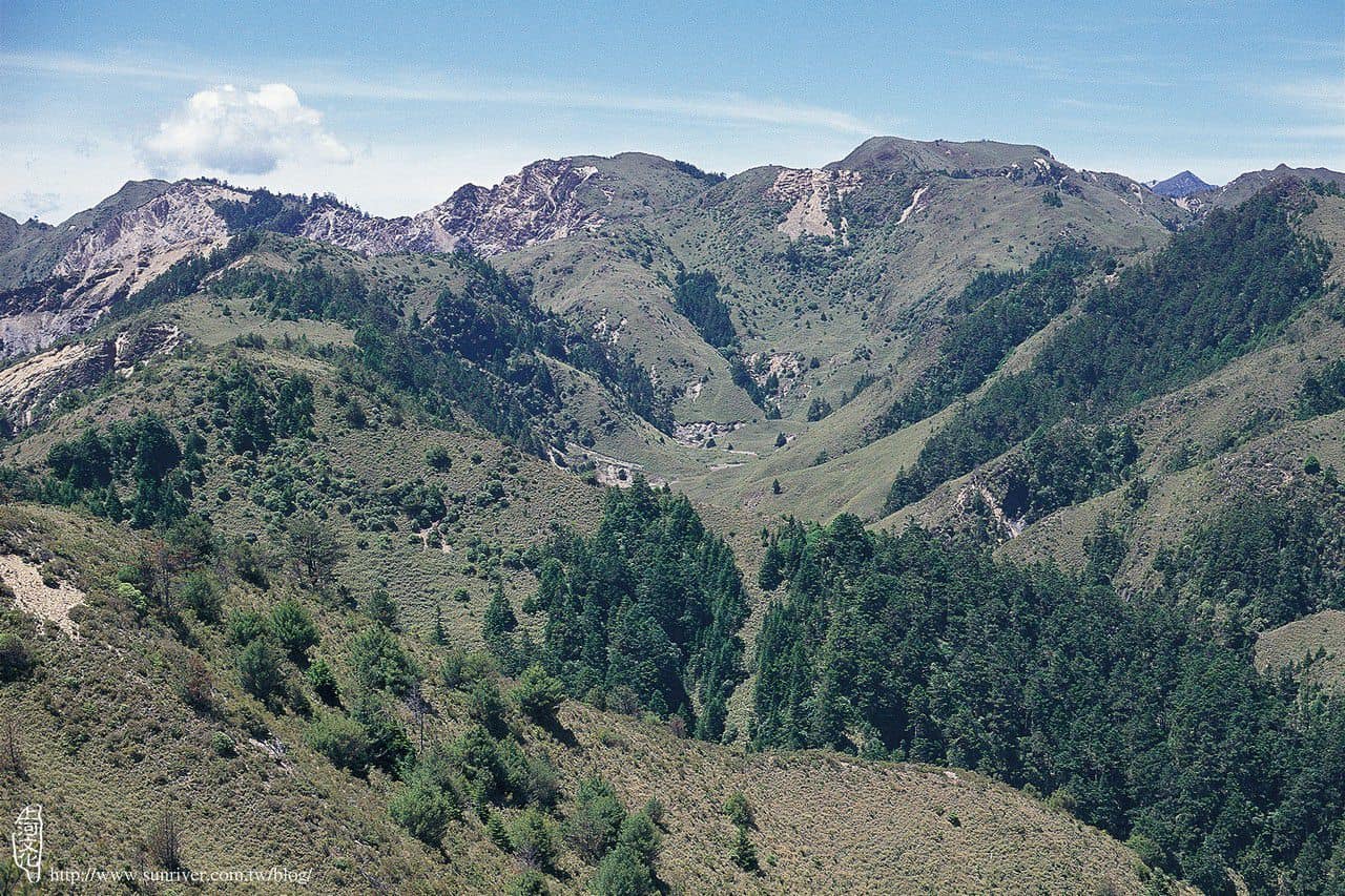 裡門山(右)與斷稜西、東山  攝影／洪宗佑　地點／紅崖山稜線