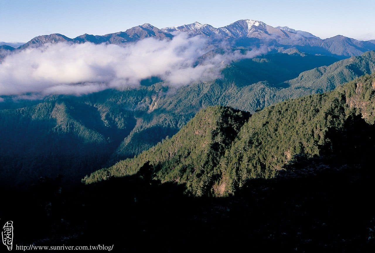 利加南山(左中)與馬博拉斯山(右)  攝影／郭英豪　地點／馬路巴拉讓山西峰