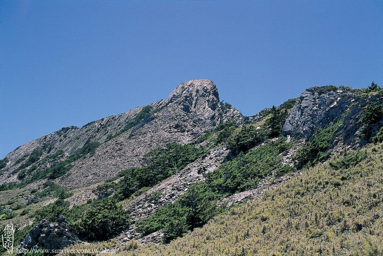石骨崚嶒的馬利加南山峰尖  攝影／連濯南