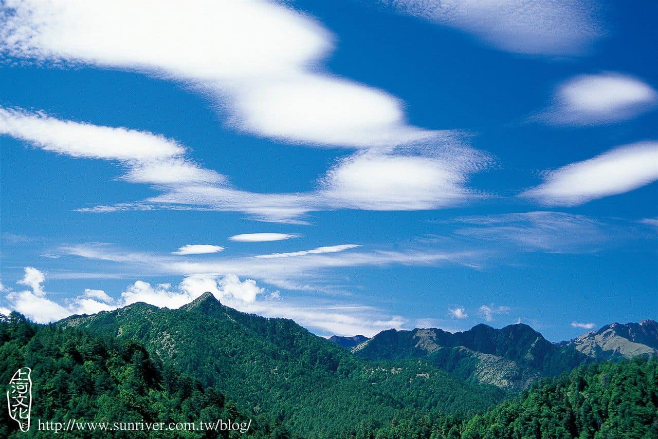 從八通關草原遠眺峰尖挺拔的達芬尖山(左)，右為轆轆山的雙峰。攝影／劉榮山