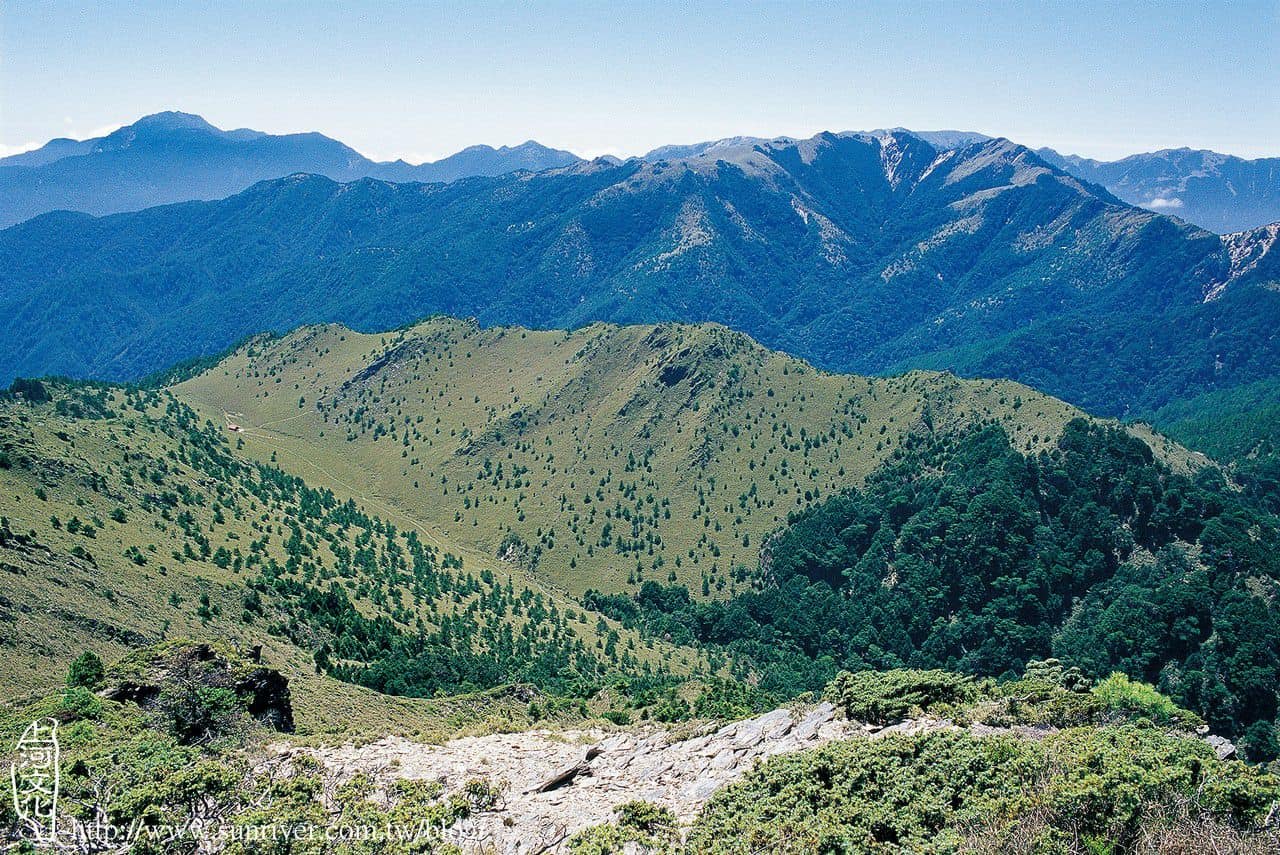 從轆轆山俯瞰轆轆谷，左後方山峰為新康山。攝影／林協成