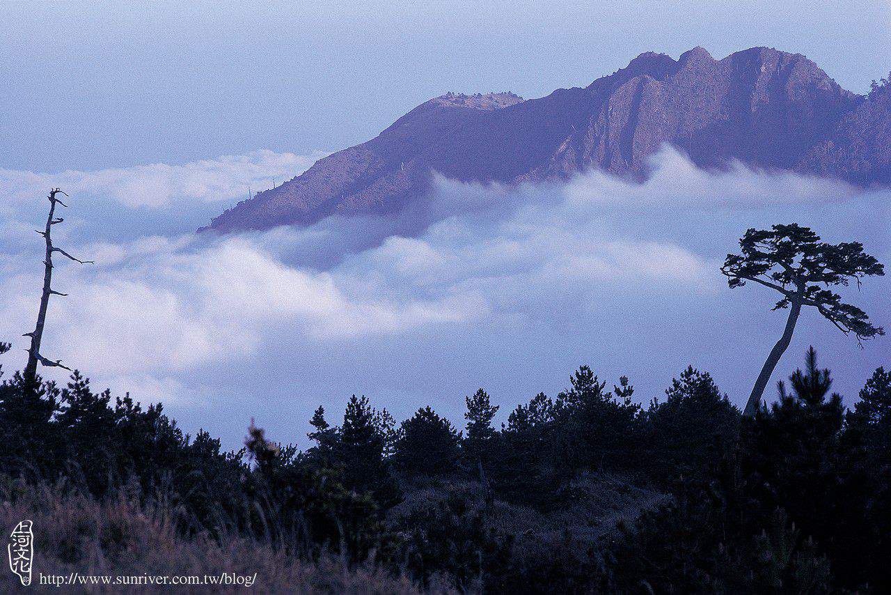 雲海中的布拉克桑山  攝影／阮榮助　地點／布拉克桑山中途