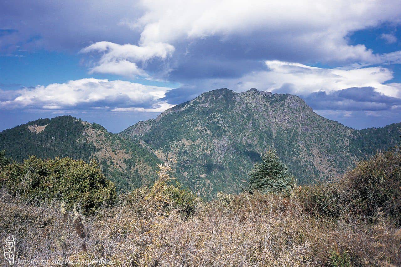 從連理山西峰看新康山(右)與新仙山(左圓峰)  攝影／林軍佐