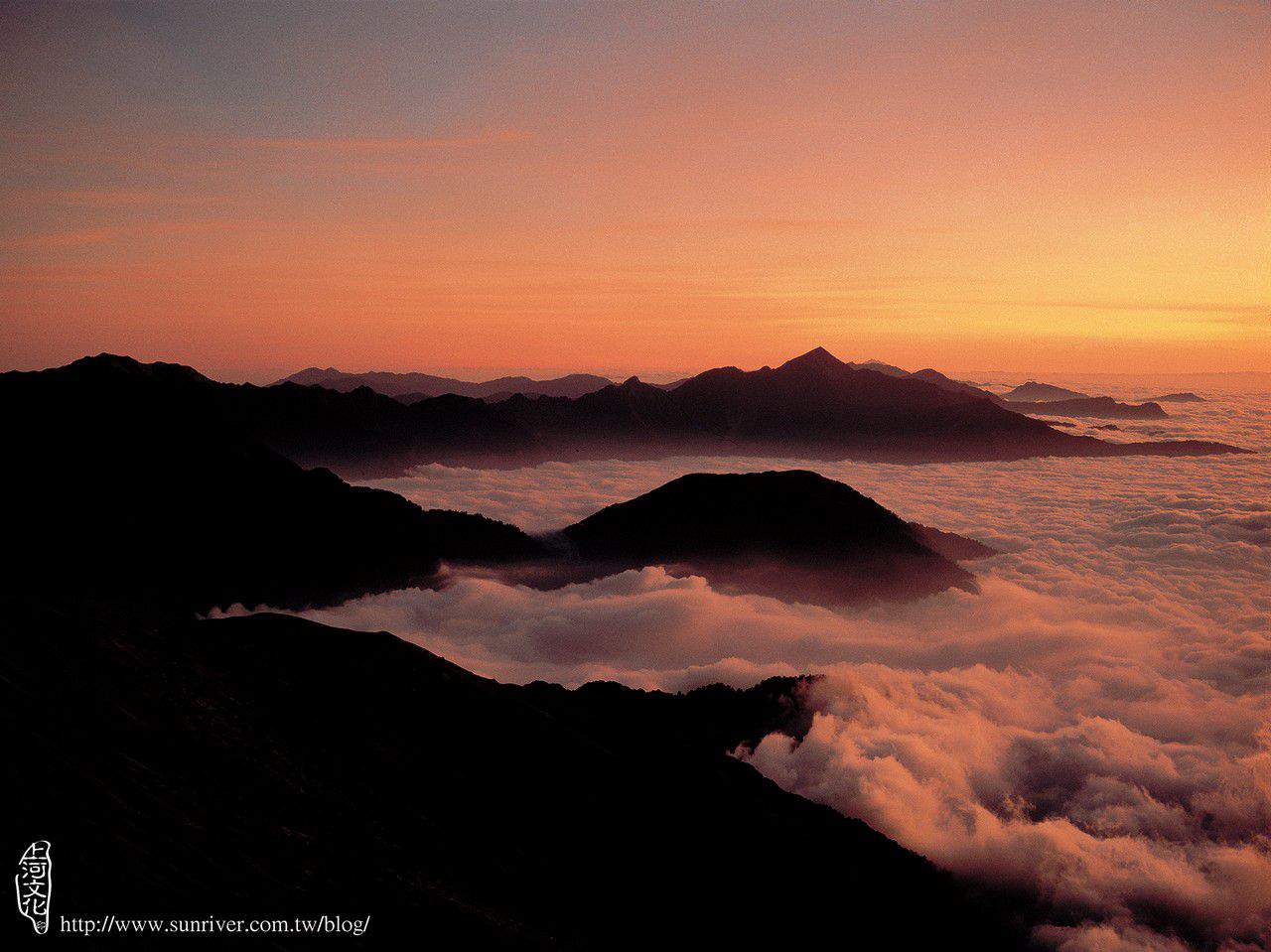 從玉山南峰遠眺浮沈在雲海之上的南台一霸——關山 攝影／阮榮助