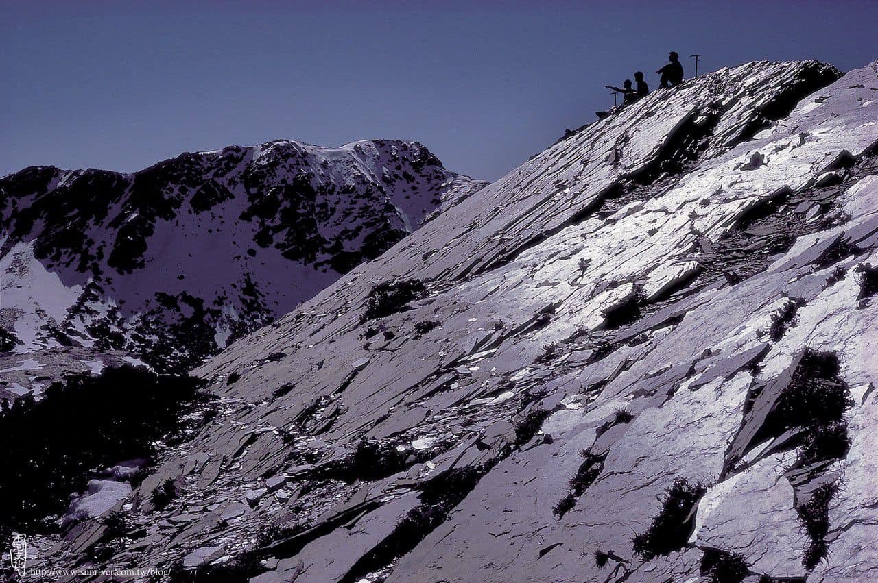 東峰山頂的板岩反射著閃爍的銀光 攝影∕阮榮助　地點∕南湖大山東峰